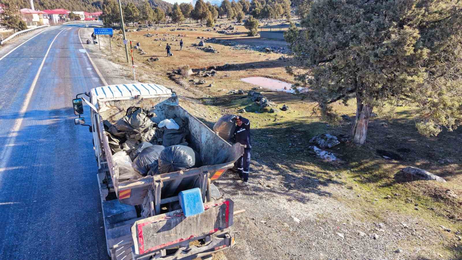 Tarsus’ta piknik sonrası doğa temizliği

