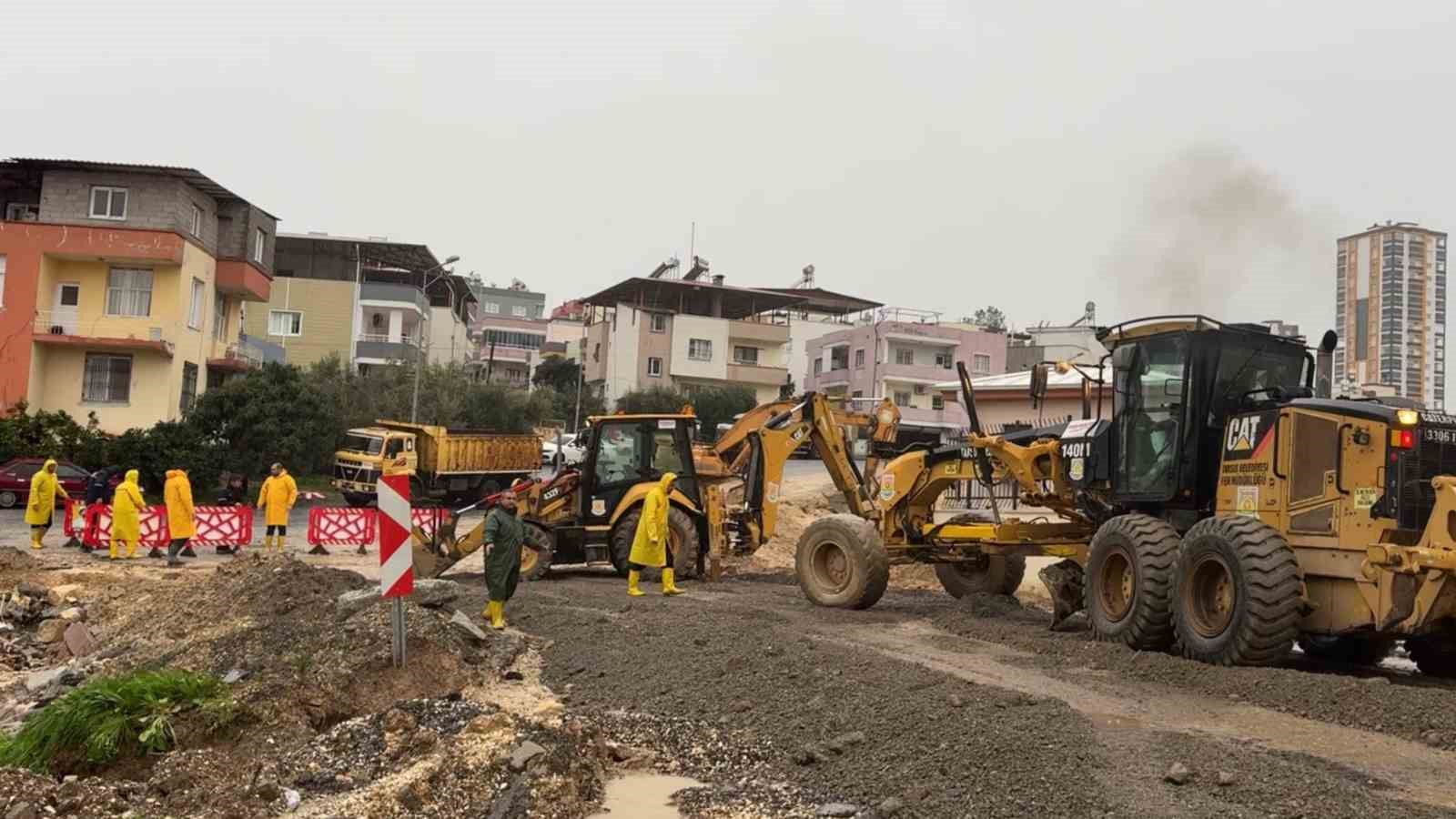 Tarsus’ta sağanak yağışlara ekipler anında müdahale etti
Tarsus’ta sağanak yağışlara ekipler anında müdahale etti