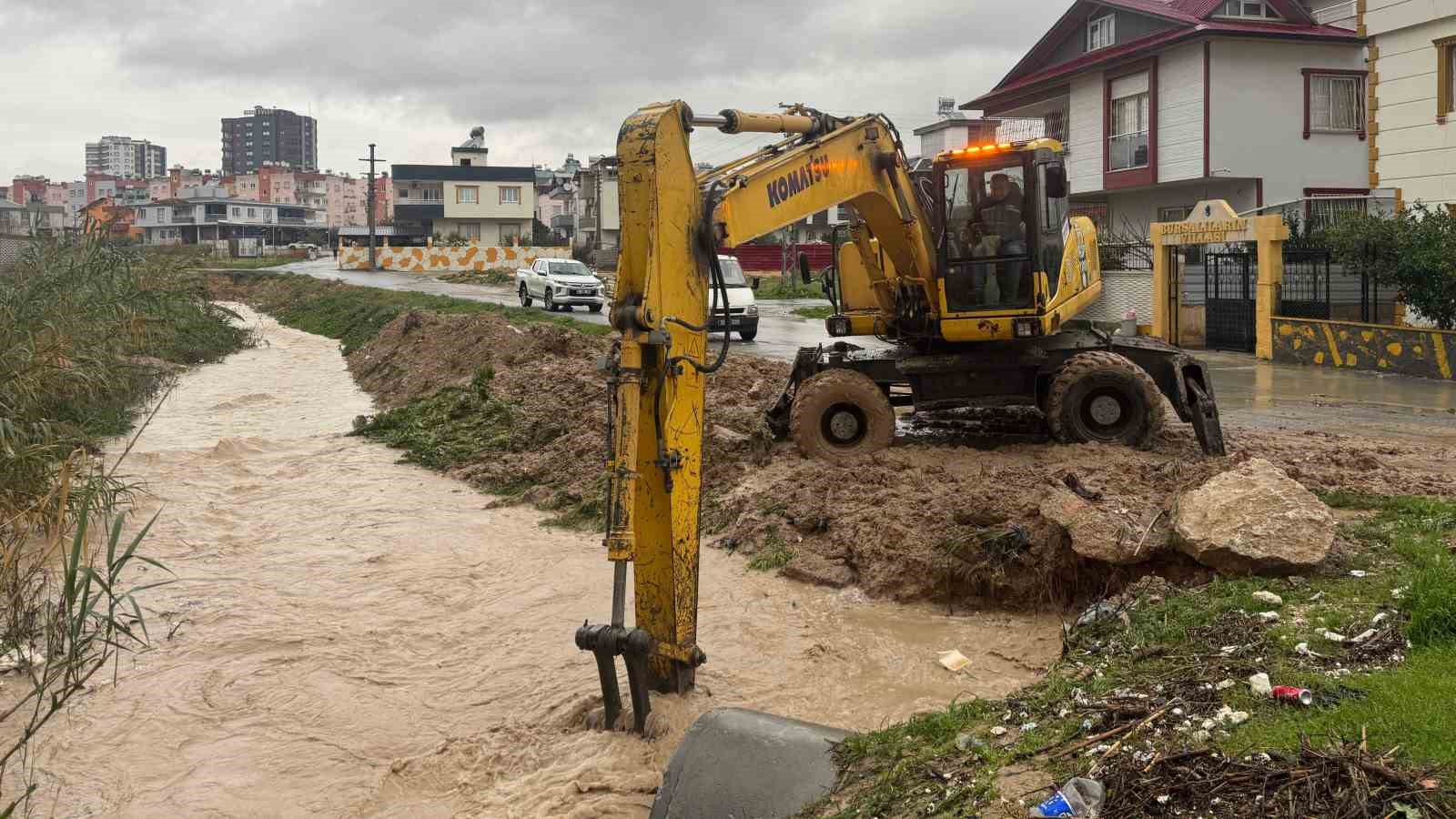Tarsus’ta sağanak yağışlara ekipler anında müdahale etti
Tarsus’ta sağanak yağışlara ekipler anında müdahale etti