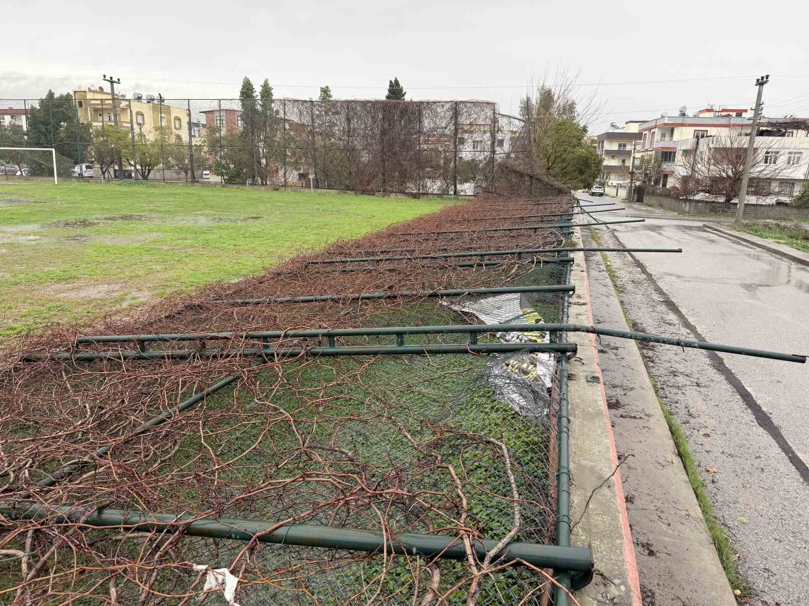 Tarsus’ta yağmur ve fırtına etkili oldu, seralar zarar gördü

