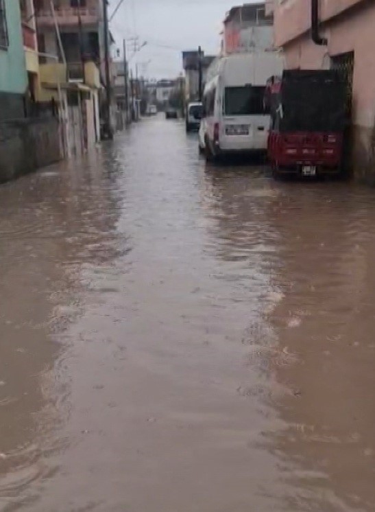 Tarsus’ta yağmur ve fırtına hayatı olumsuz etkiledi
