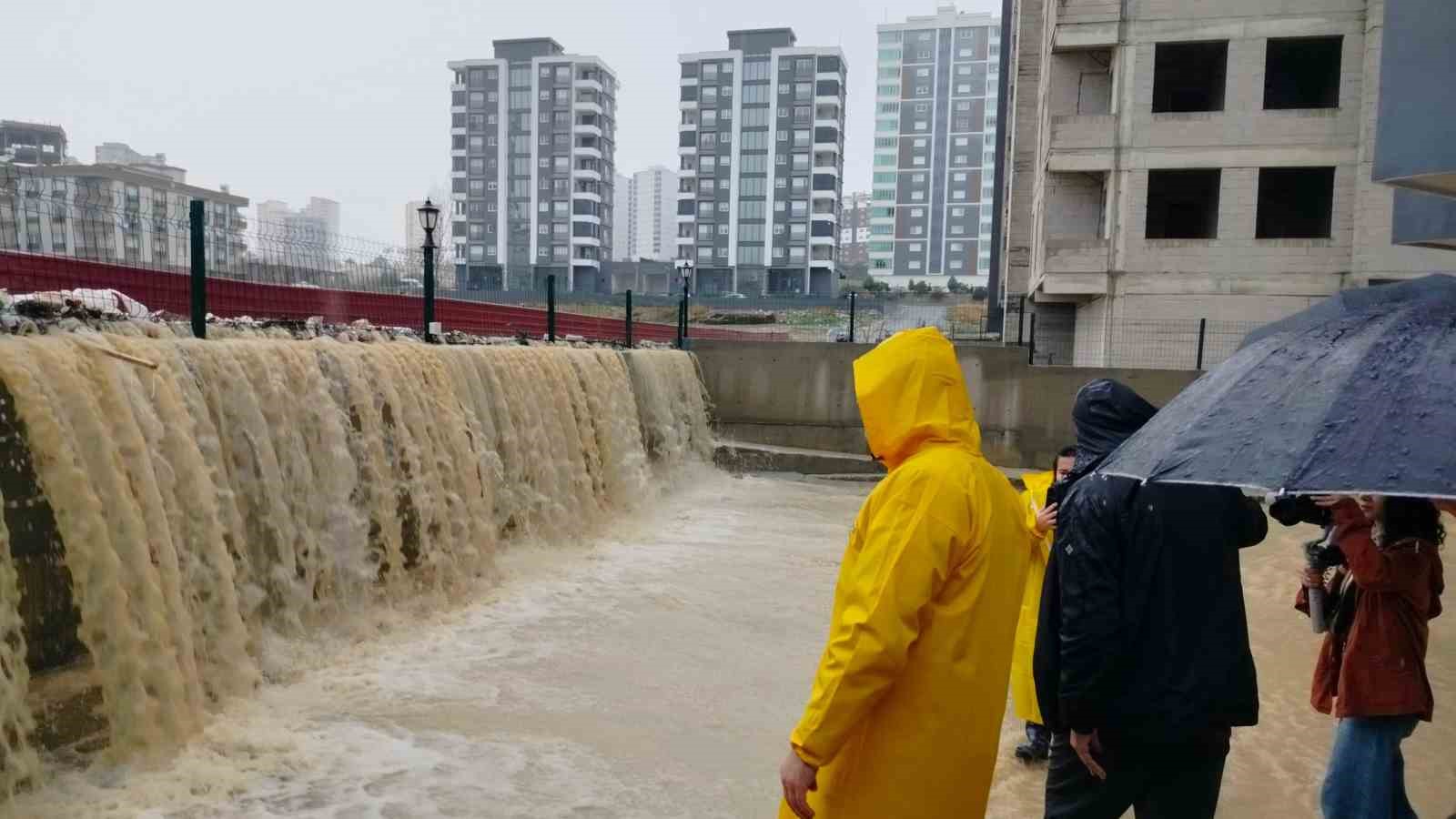 Tarsus’ta yoğun yağış sonrası tam saha müdahale
