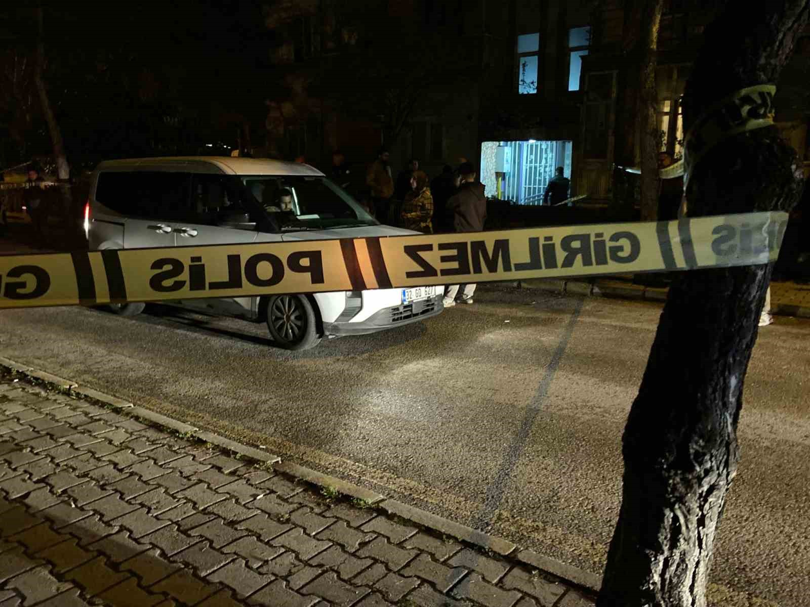 Tartıştığı akrabasını silahla yaralayıp intihar etti
