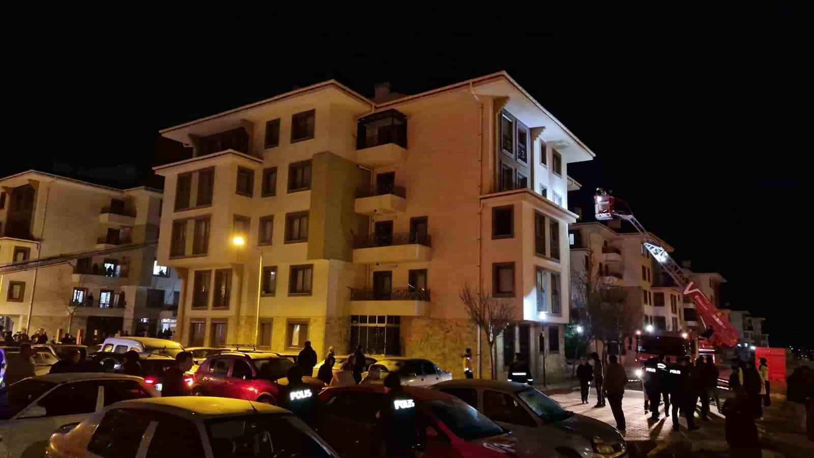 Tartıştığı annesine kızıp daireyi ateşe verdi: 10 kişi dumandan etkilendi
