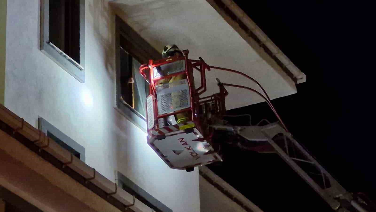 Tartıştığı annesine kızıp daireyi ateşe verdi: 10 kişi dumandan etkilendi
