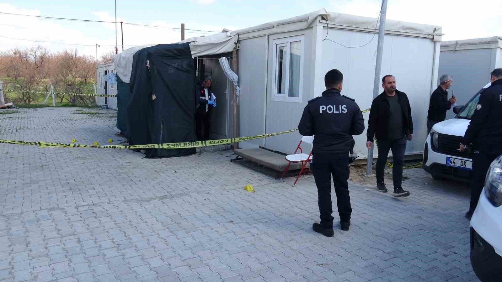 Tartıştığı dini nikahlı eşi ile bacanağına kurşun yağdırdı
