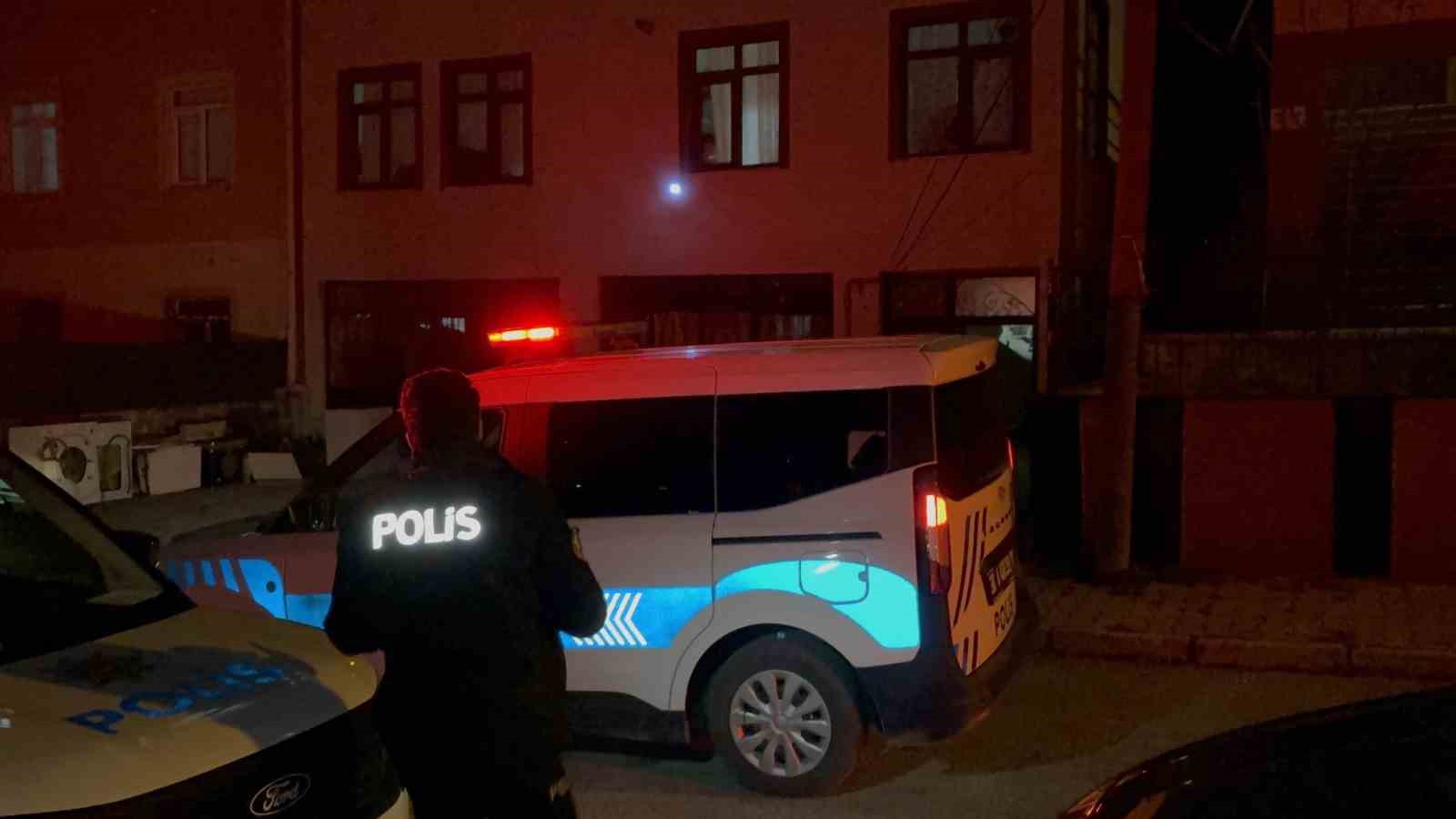 Tartıştığı erkek arkadaşını banyoda bıçaklayarak öldürdü
