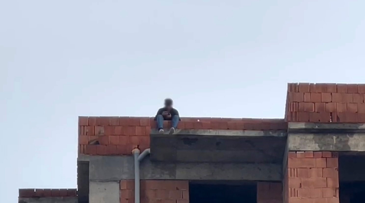 Tartıştığı eşi telefonlara bakmıyor diye çatıya çıktı
