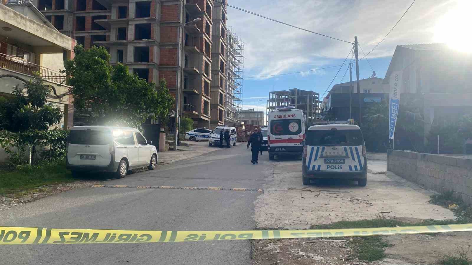 Tartıştığı eşi telefonlara bakmıyor diye çatıya çıktı
