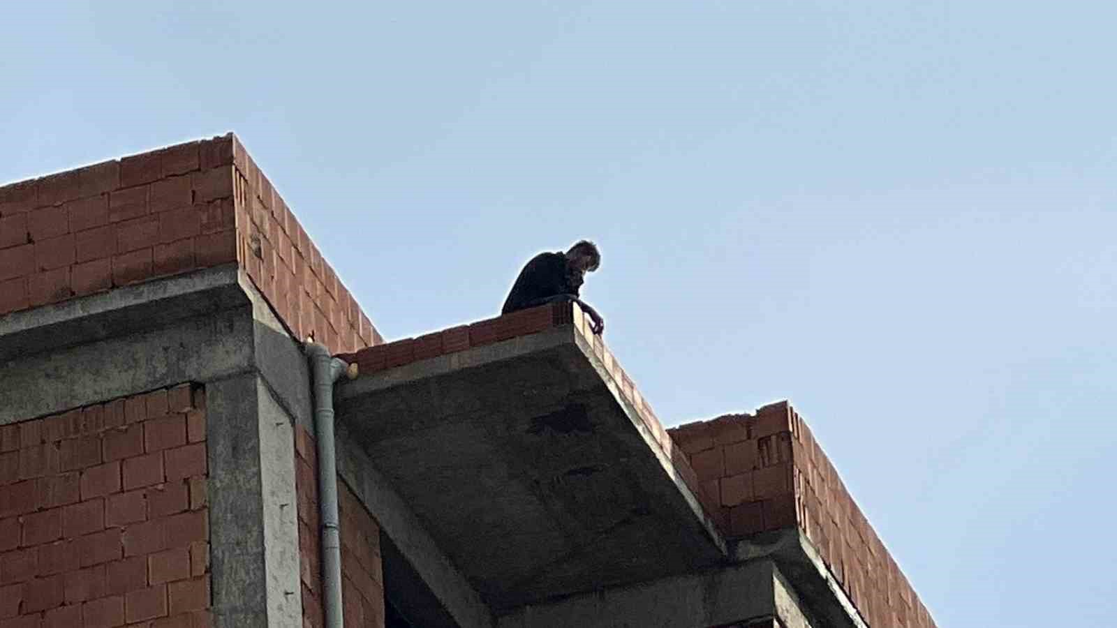 Tartıştığı eşi telefonlara bakmıyor diye çatıya çıktı
