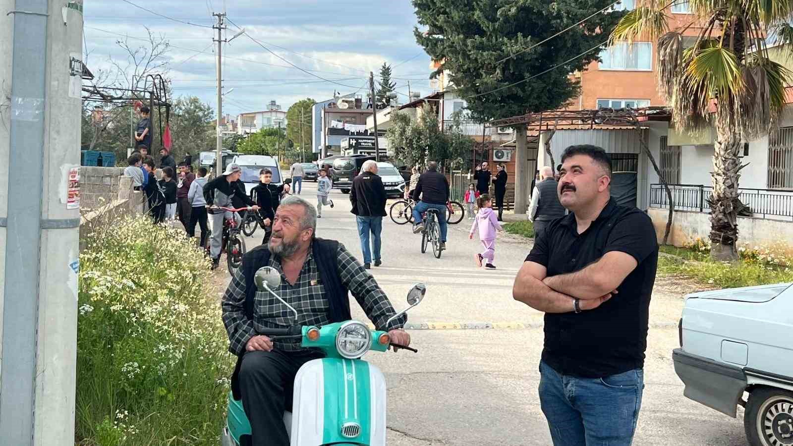 Tartıştığı eşi telefonlara bakmıyor diye çatıya çıktı
