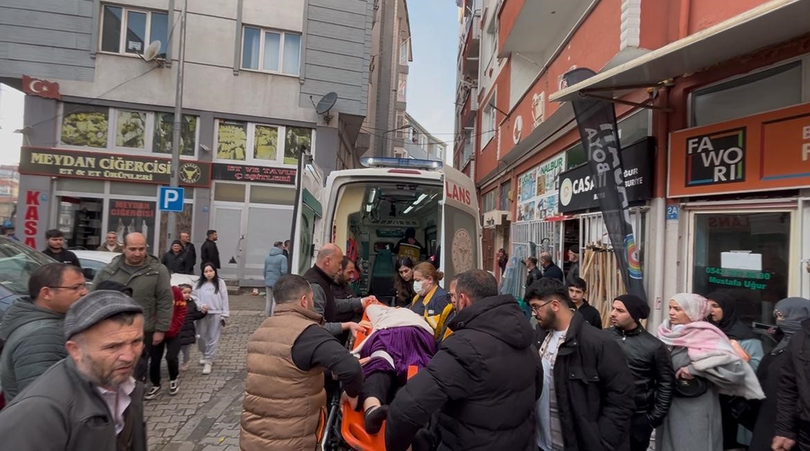 Tartıştığı komşusunu bıçakla yaraladı
