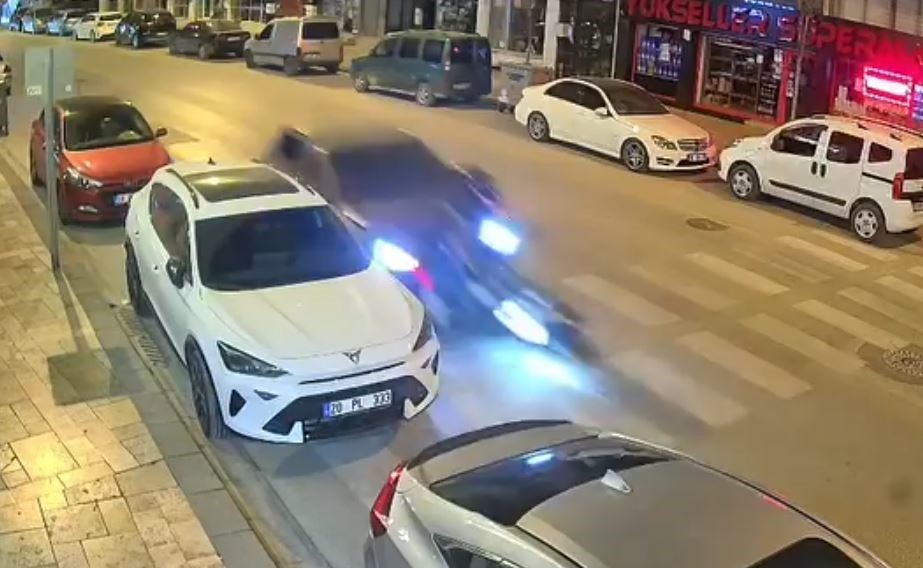 Tartıştığı motosikletliye çarpıp yoluna devam etti
