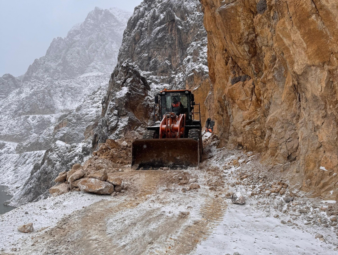 Taş Yolu’nda tehlike oluşturan kaya ve taşlar temizlendi
