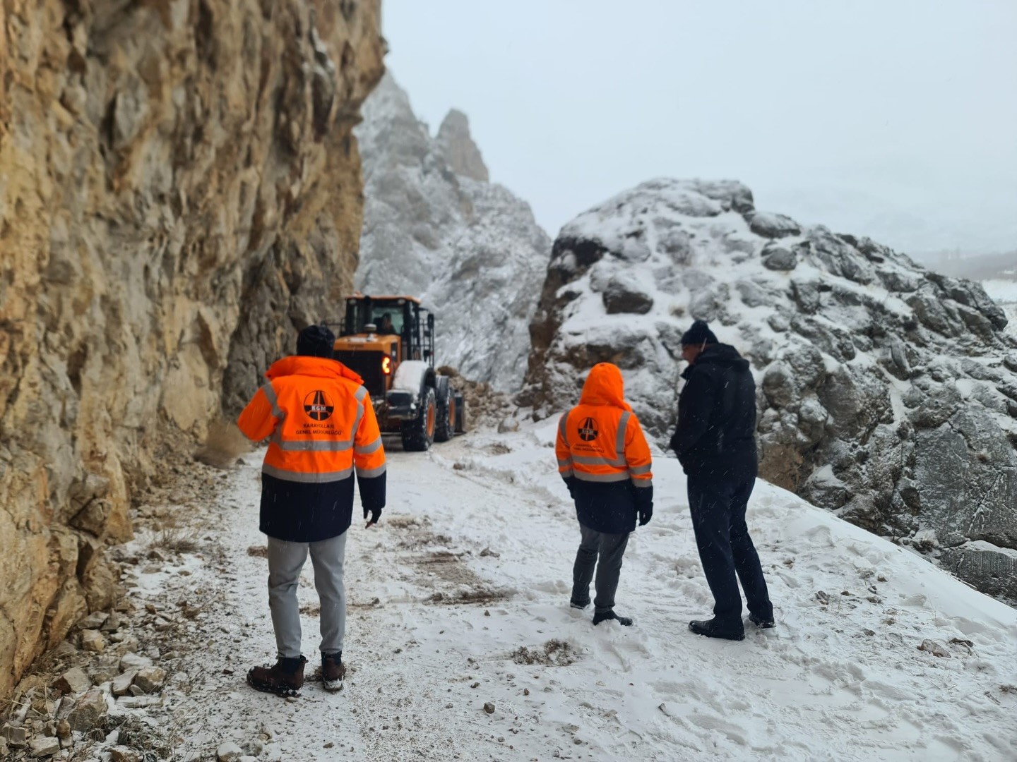 Taş Yolu’nda tehlike oluşturan kaya ve taşlar temizlendi
