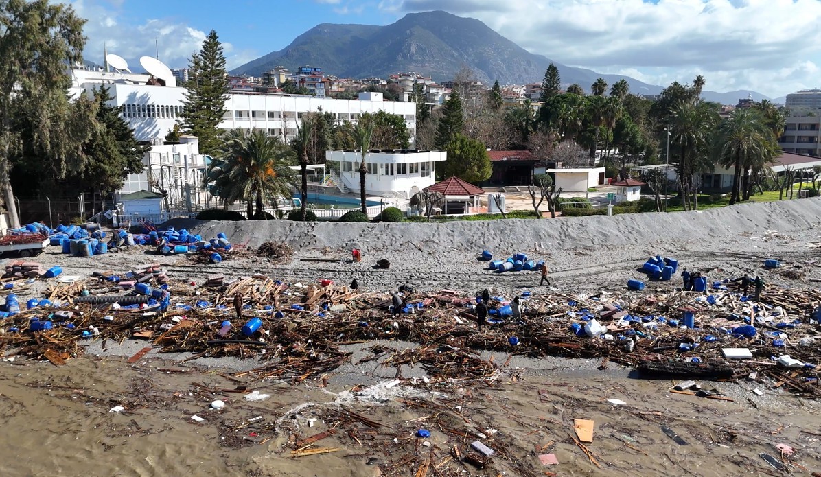 Taşan çaydaki işletme yıkıldı, sulara kapılmak üzere olan bir köpek son anda kurtarıldı
