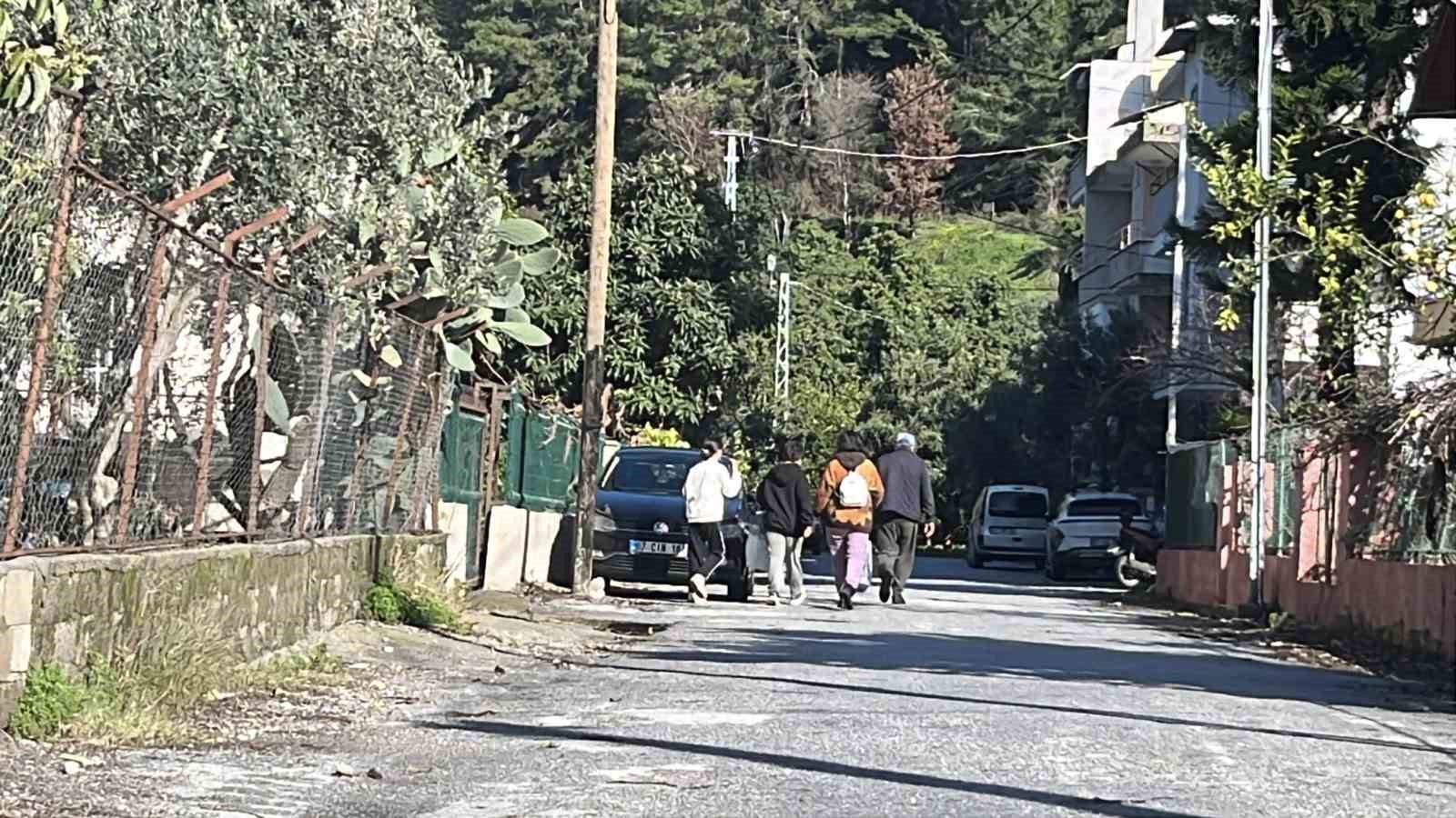 Taşan çaydaki işletme yıkıldı, sulara kapılmak üzere olan bir köpek son anda kurtarıldı
