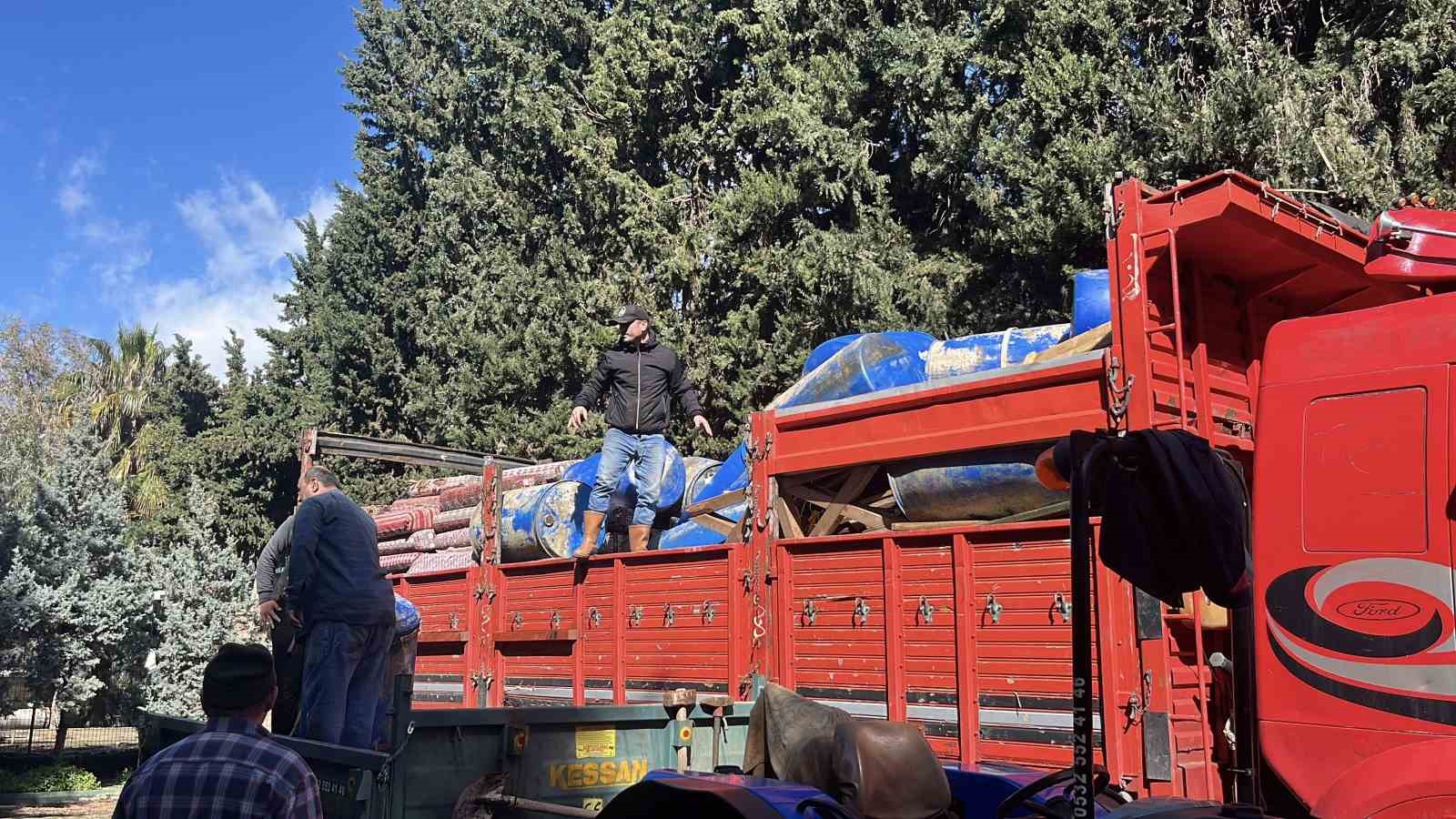 Taşan çaydaki işletme yıkıldı, sulara kapılmak üzere olan bir köpek son anda kurtarıldı
