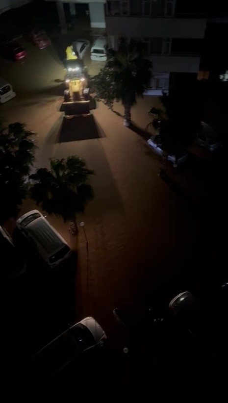 Taşan dere nedeniyle sitenin bahçesi ve araçlar su içinde kaldı
