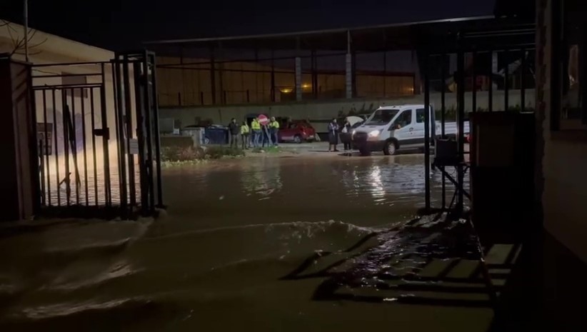 Taşan dere nedeniyle sitenin bahçesi ve araçlar su içinde kaldı
