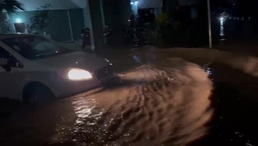 Taşan dere nedeniyle sitenin bahçesi ve araçlar su içinde kaldı
