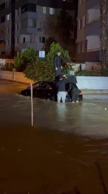 Taşan dere nedeniyle sitenin bahçesi ve araçlar su içinde kaldı
