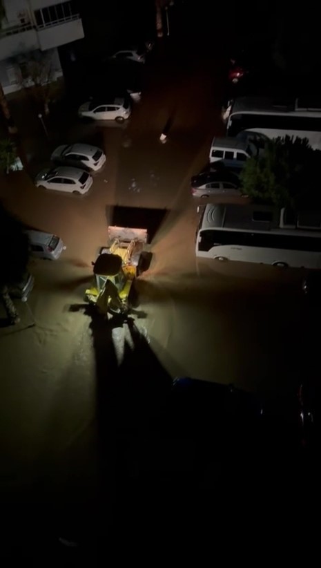 Taşan dere nedeniyle sitenin bahçesi ve araçlar su içinde kaldı
