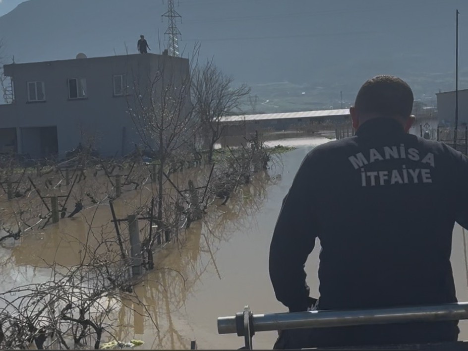 Taşan Gediz Nehri dolayısıyla mahsur kalan 44 kişi ve 127 hayvan kurtarıldı
