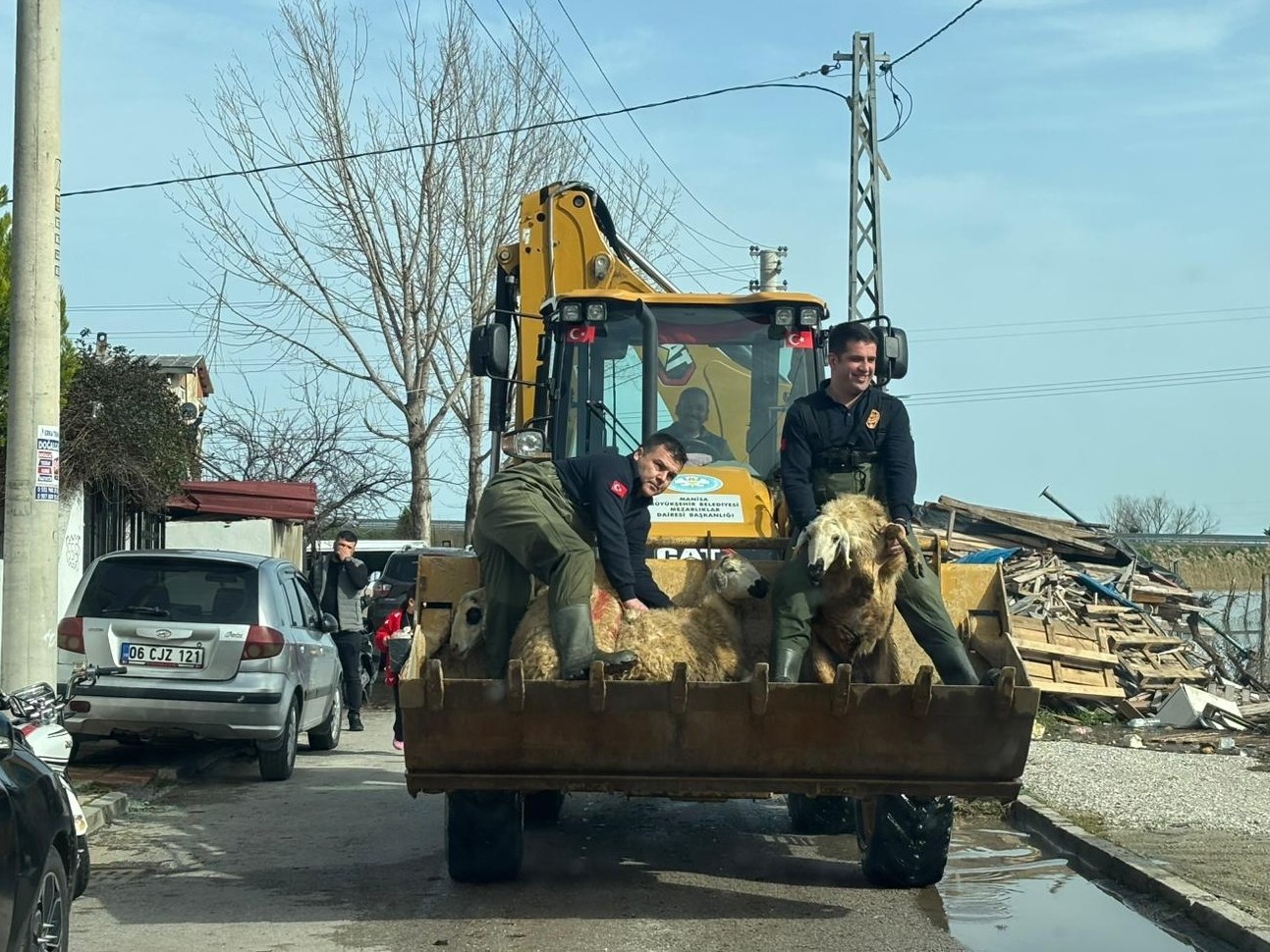 Taşan Gediz Nehri dolayısıyla mahsur kalan 44 kişi ve 127 hayvan kurtarıldı
