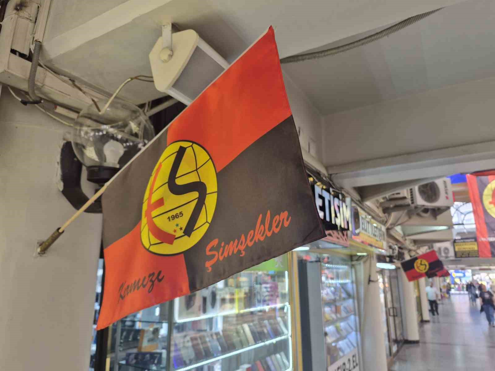 Taşbaşı esnafından Eskişehirspor’a bayraklarla destek
