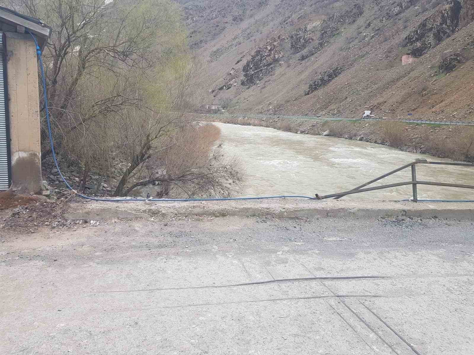 Taşbaşı Köprüsü hasar gördü
