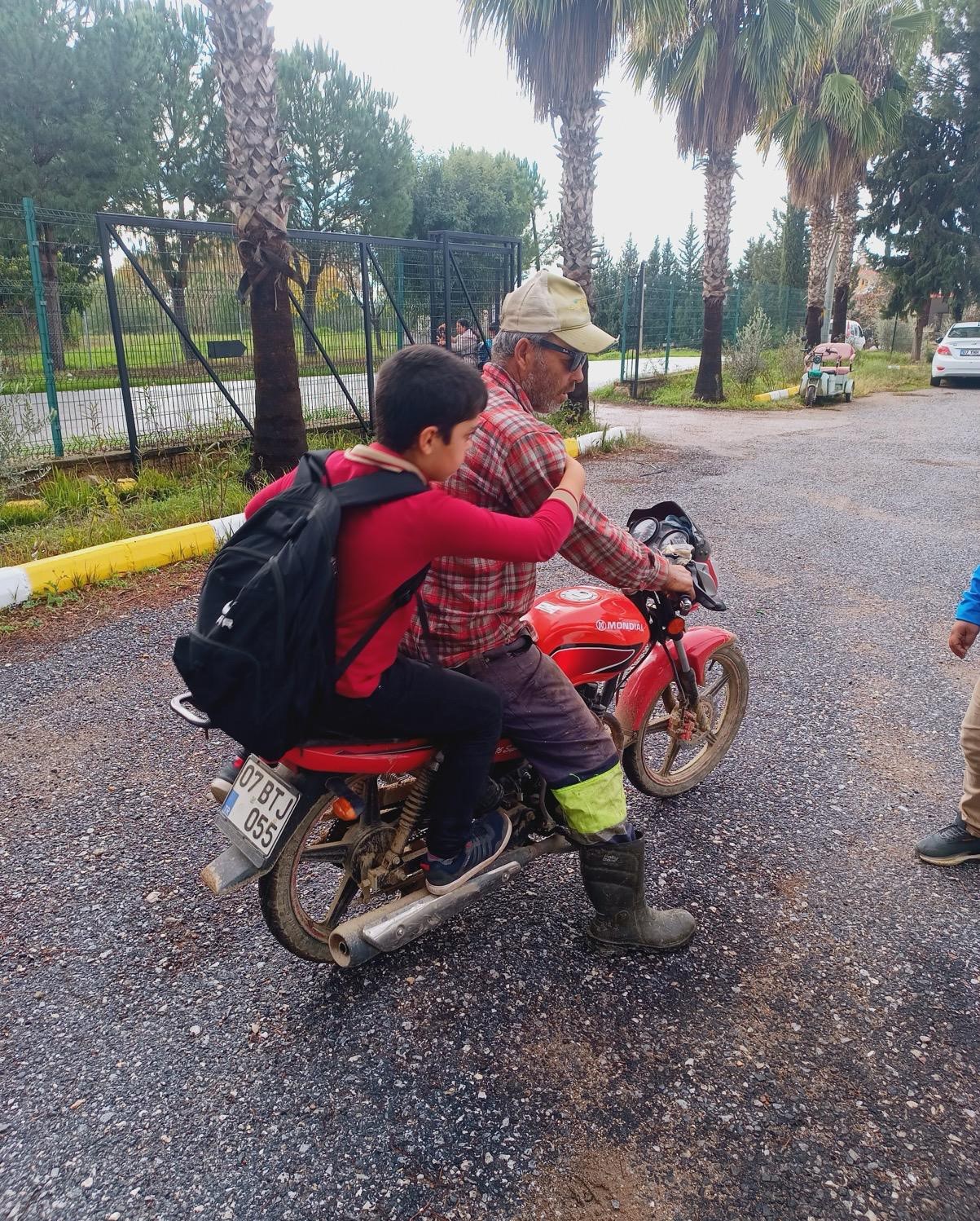 Taşımalı eğitimde servis ihalesine giren olmadı, traktör ve motosikletler okul servisi oldu

