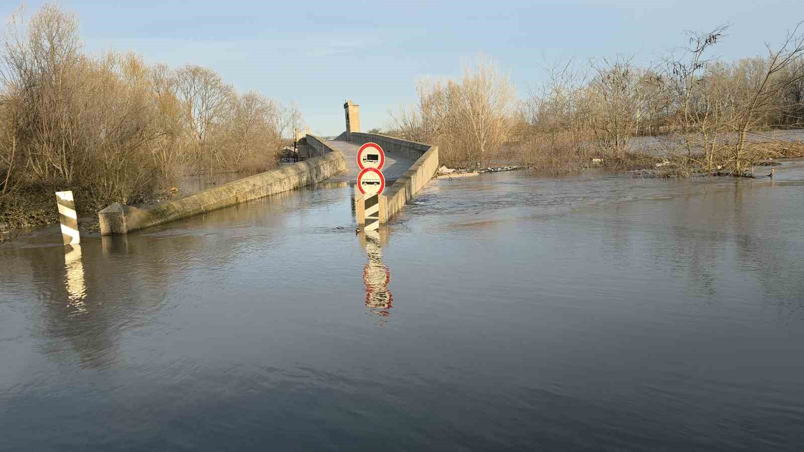 Taşkın nedeniyle kapanan tarihi köprü gözleri açılıyor
