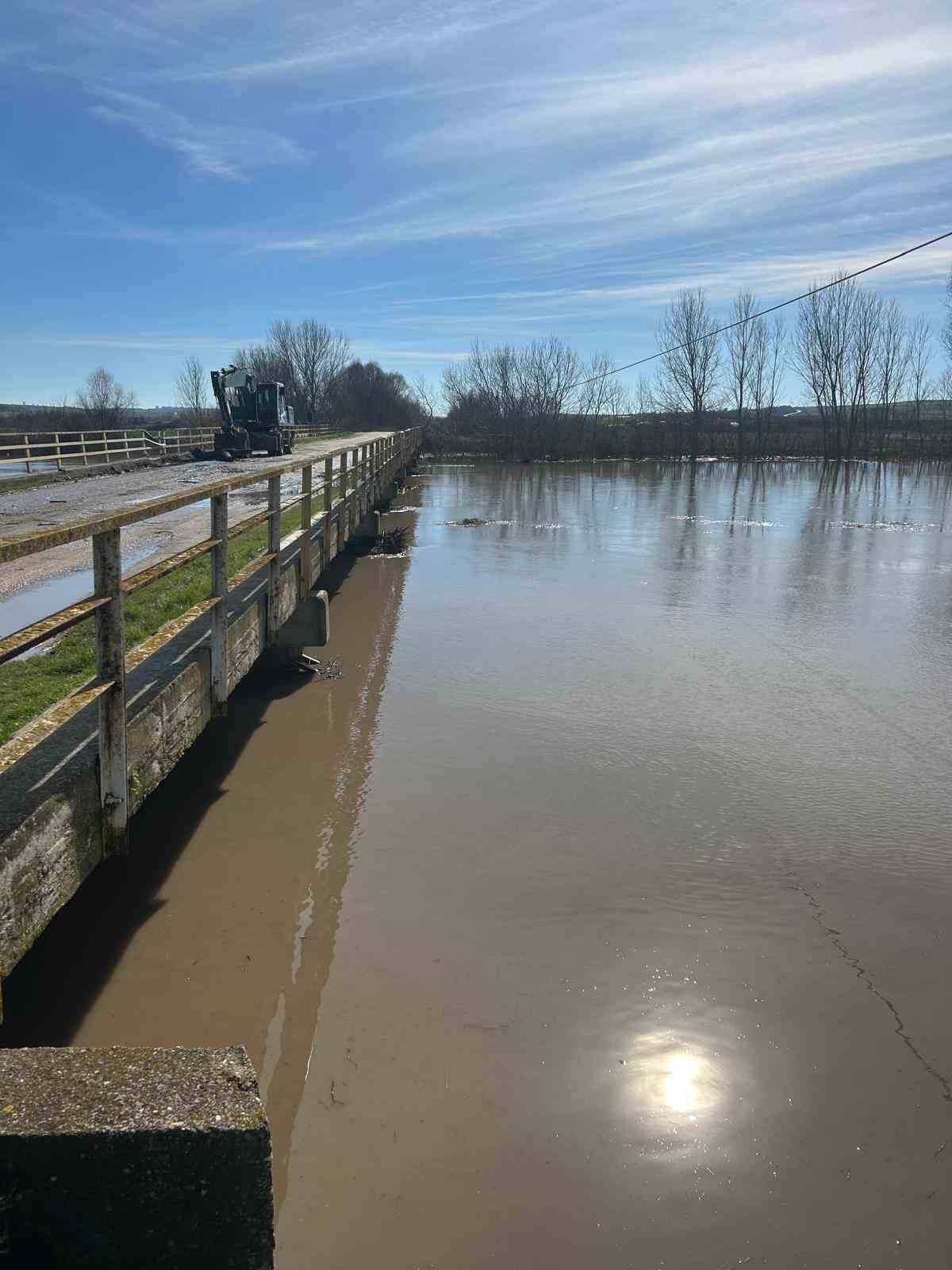 Taşkın nedeniyle kapanan tarihi köprü gözleri açılıyor
