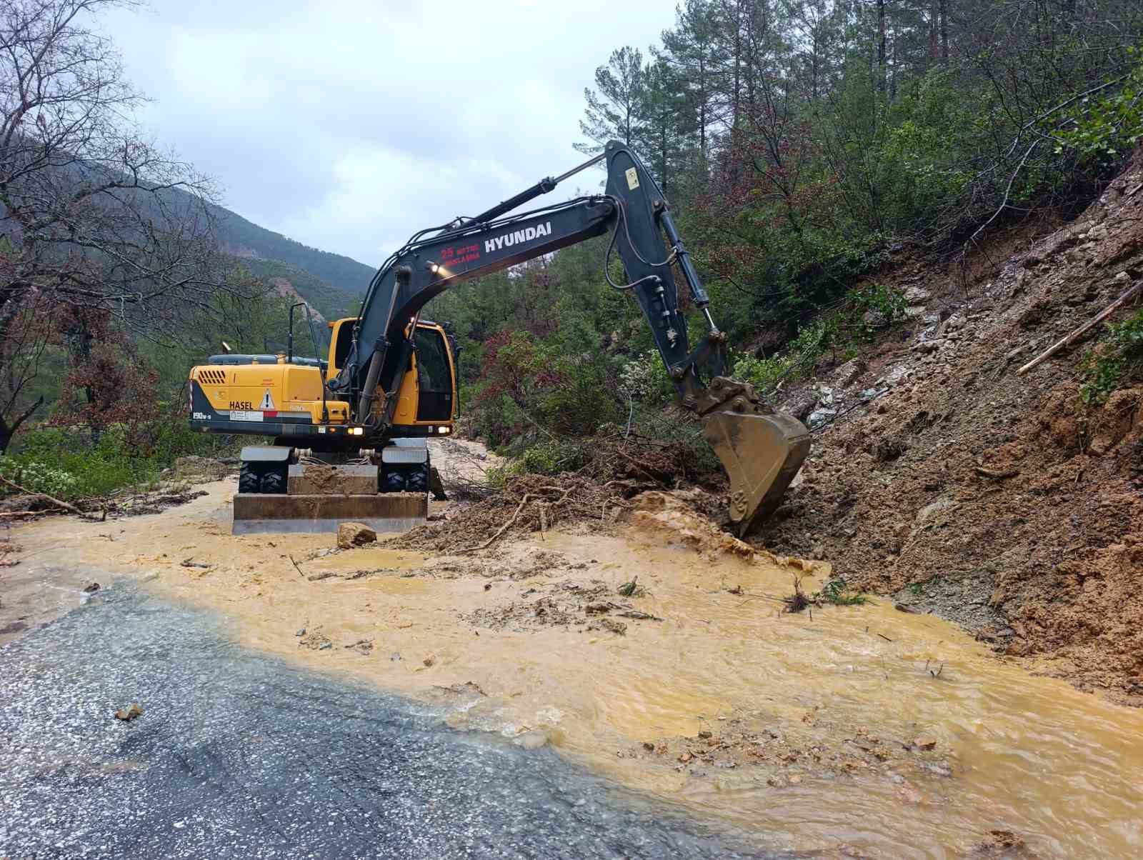 Taşkın suları tahliye ediliyor, bozulan yollar onarılıyor
