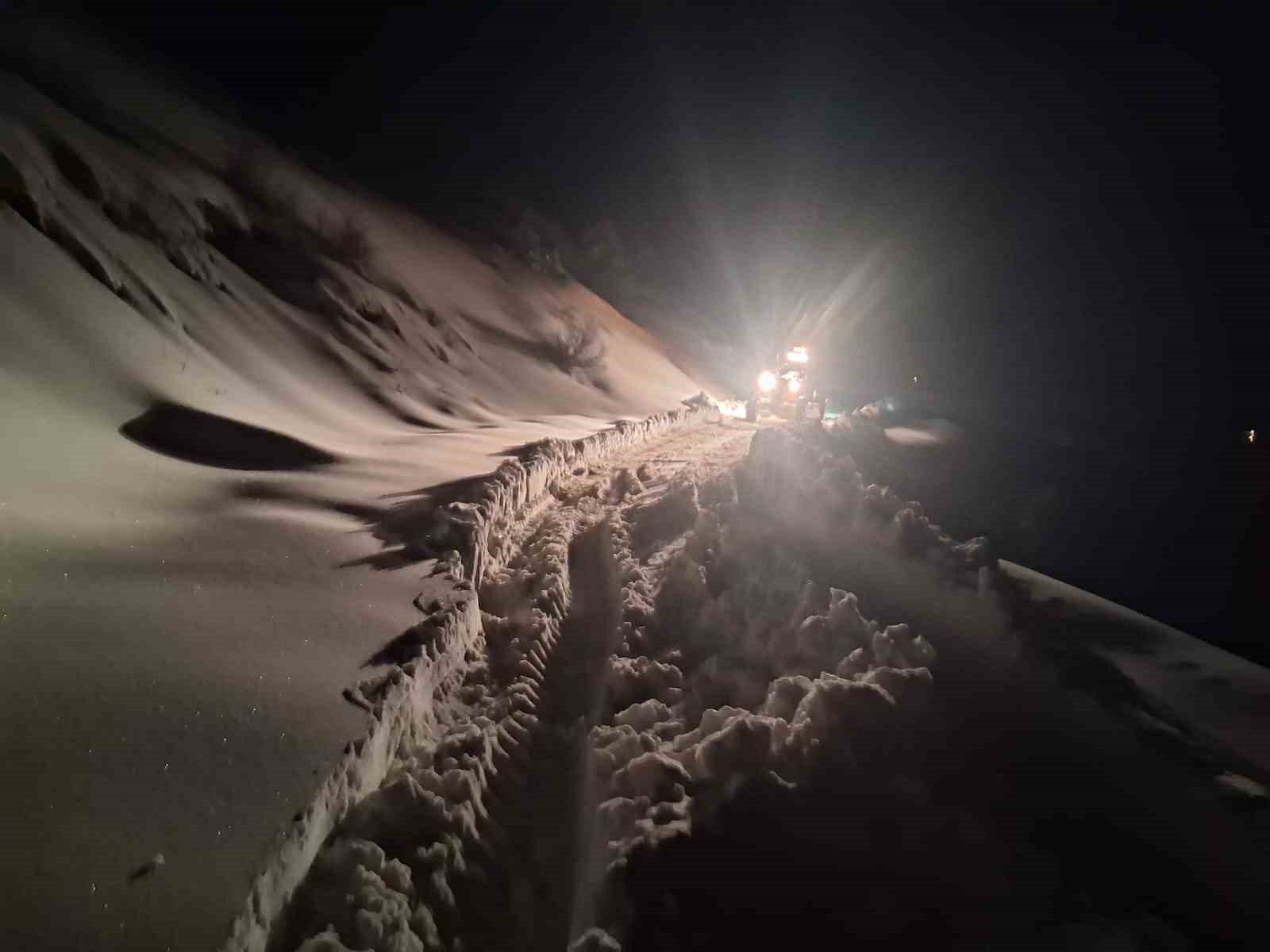 Taşkın suları tahliye ediliyor, bozulan yollar onarılıyor
