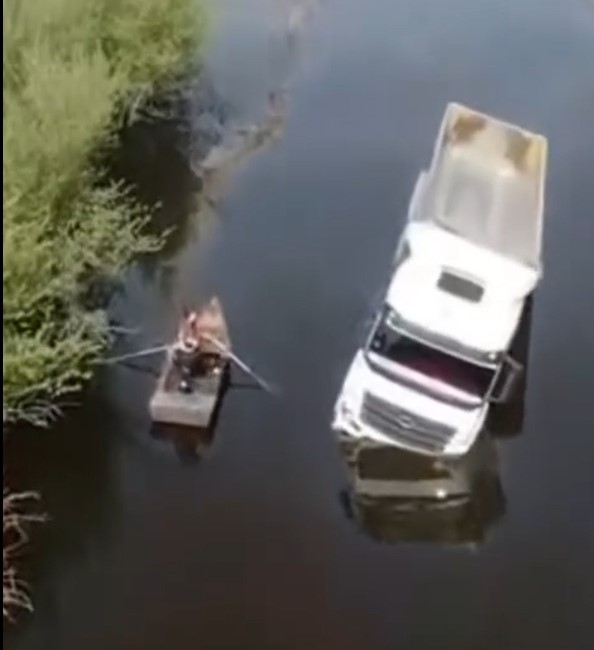 Taşkın sularında yan mahsur kalan tır sürücüsünü itfaiye ekipleri kurtardı
