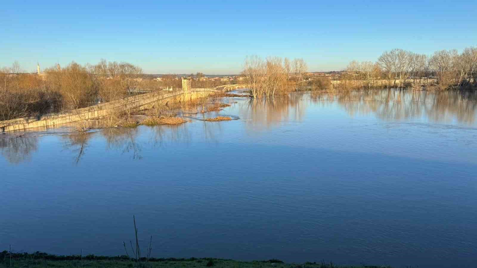 Taşkın sularının kapladığı tarım arazileri buz tuttu
