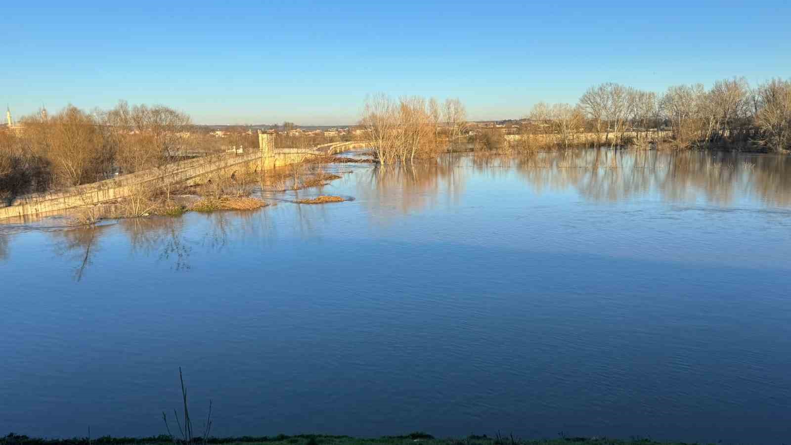 Taşkın sularının kapladığı tarım arazileri buz tuttu

