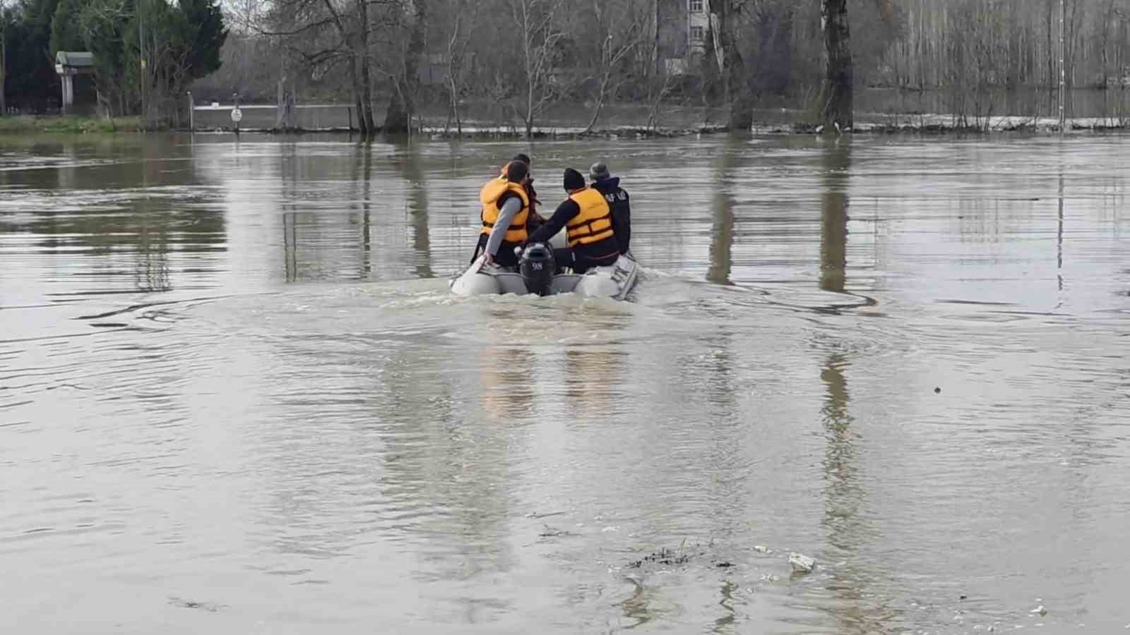 Taşkında mahsur kalan atlar için botlarla seferberlik
