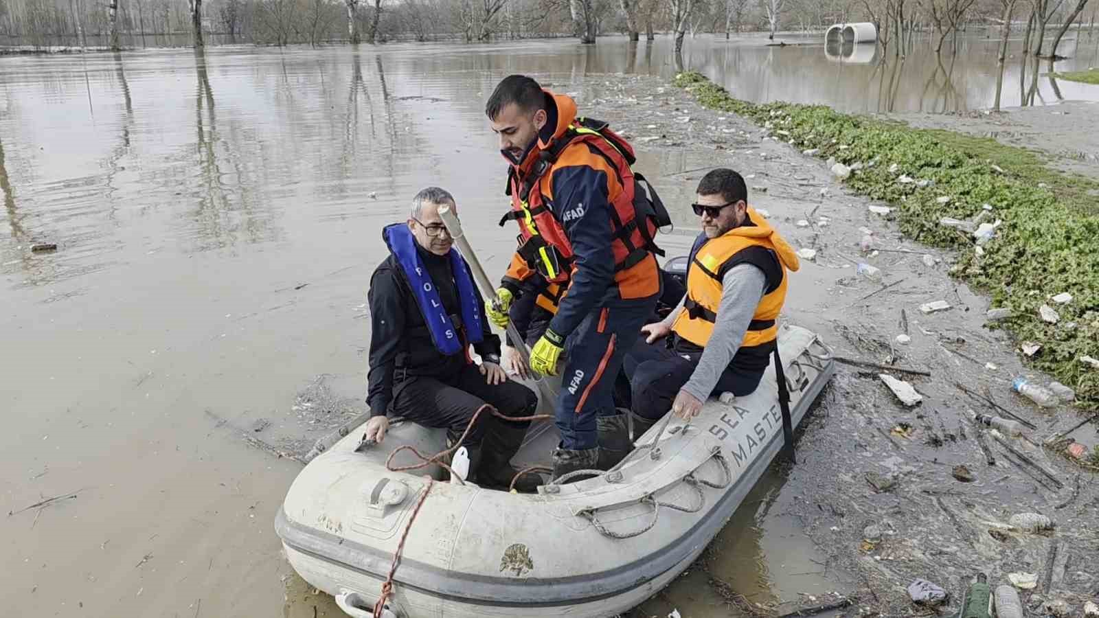 Taşkında mahsur kalan atlar için botlarla seferberlik

