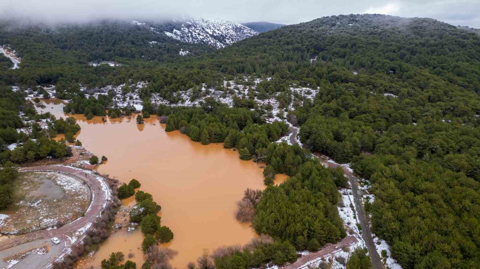 Taşkınlara neden olan yağmurlar kuruyan şelaleyi canlandırdı
