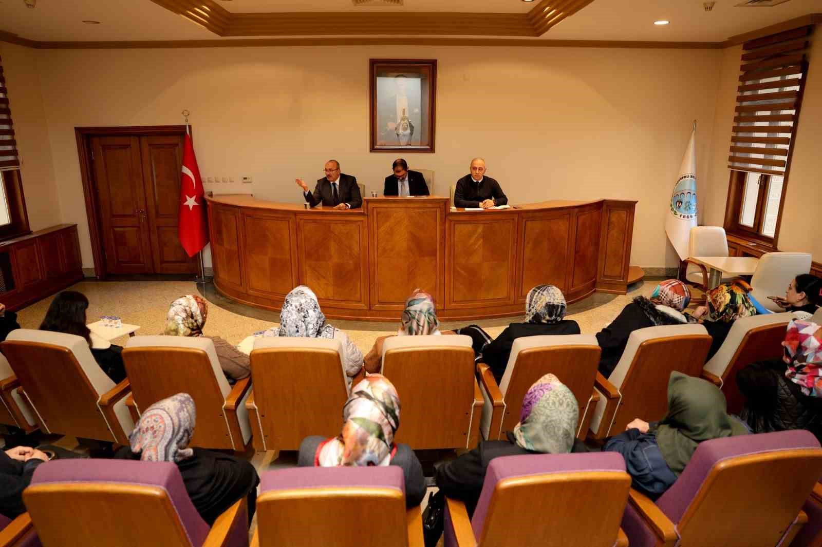 Taşköprü sarımsağı için yevmiye ücreti bin 350 lira olarak belirlendi
Taşköprü sarımsağı için yevmiye ücreti bin 350 lira olarak belirlendi