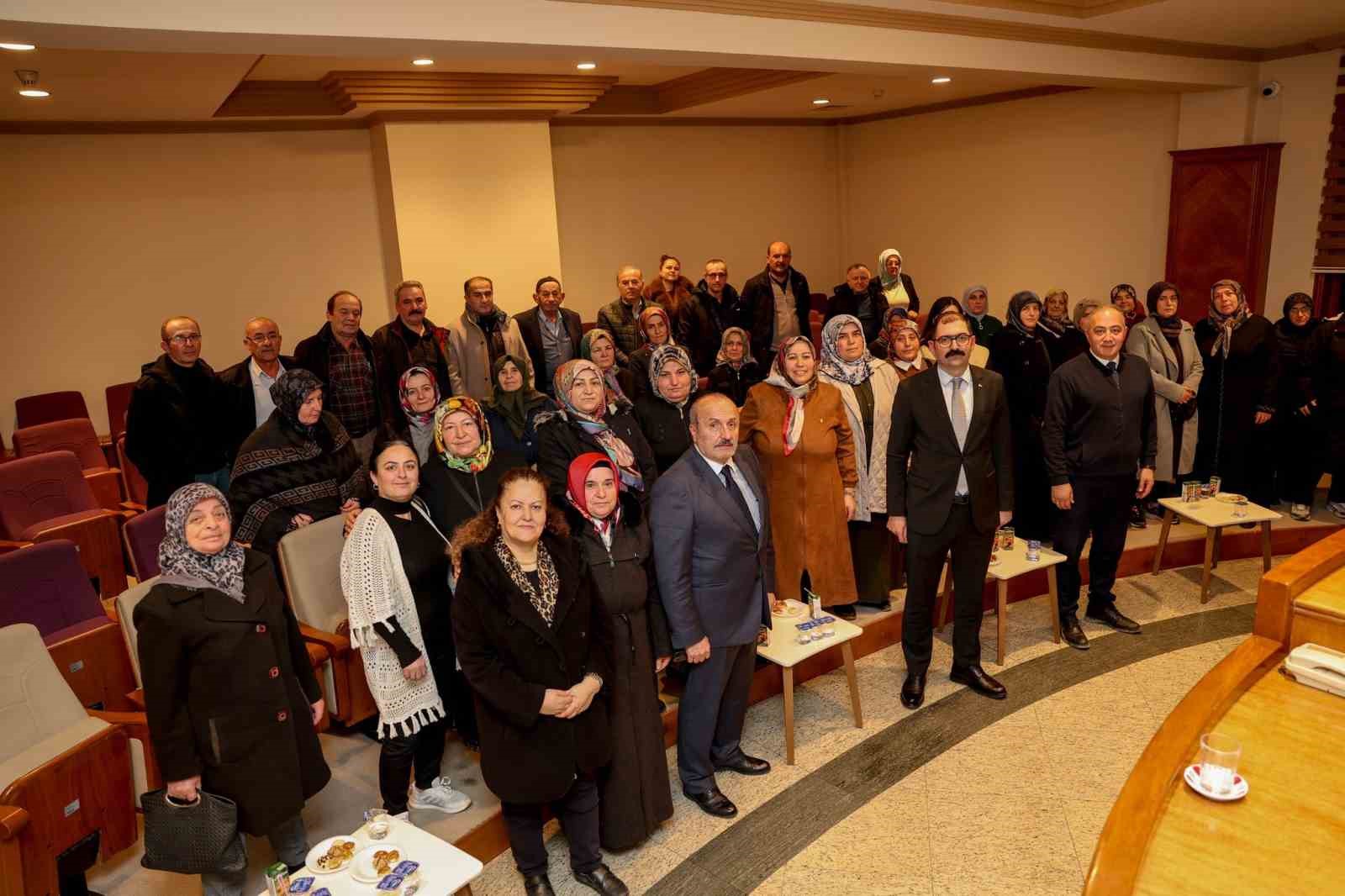 Taşköprü sarımsağı için yevmiye ücreti bin 350 lira olarak belirlendi
Taşköprü sarımsağı için yevmiye ücreti bin 350 lira olarak belirlendi