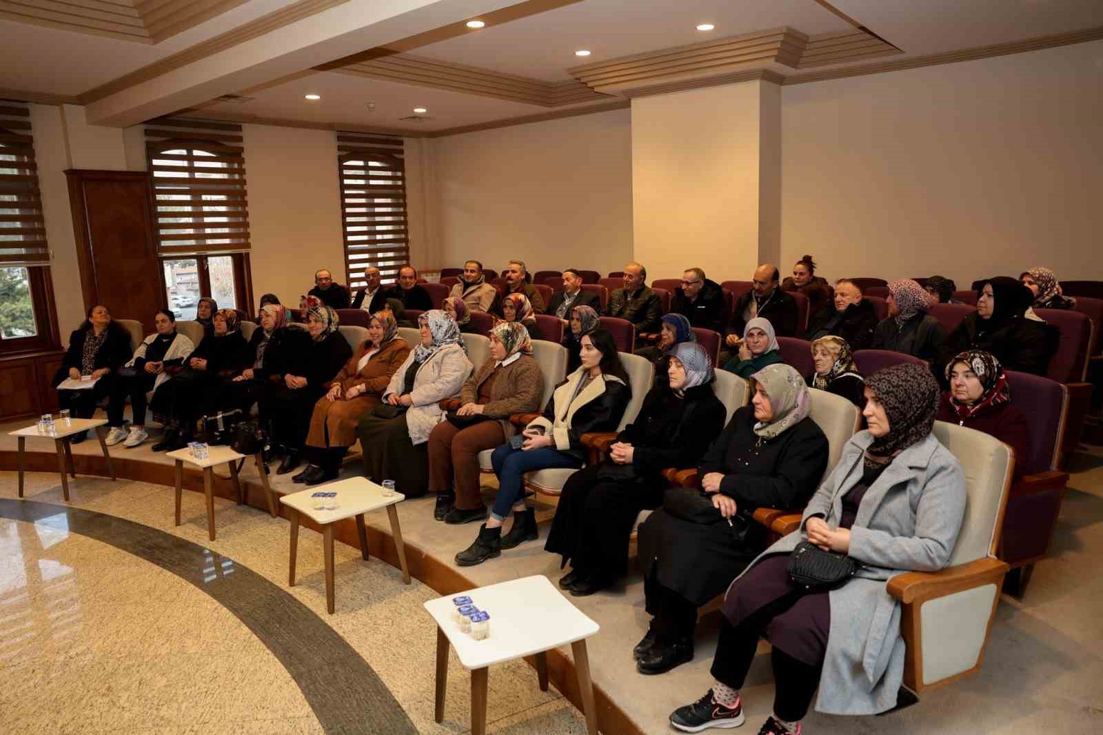 Taşköprü sarımsağı için yevmiye ücreti bin 350 lira olarak belirlendi
Taşköprü sarımsağı için yevmiye ücreti bin 350 lira olarak belirlendi