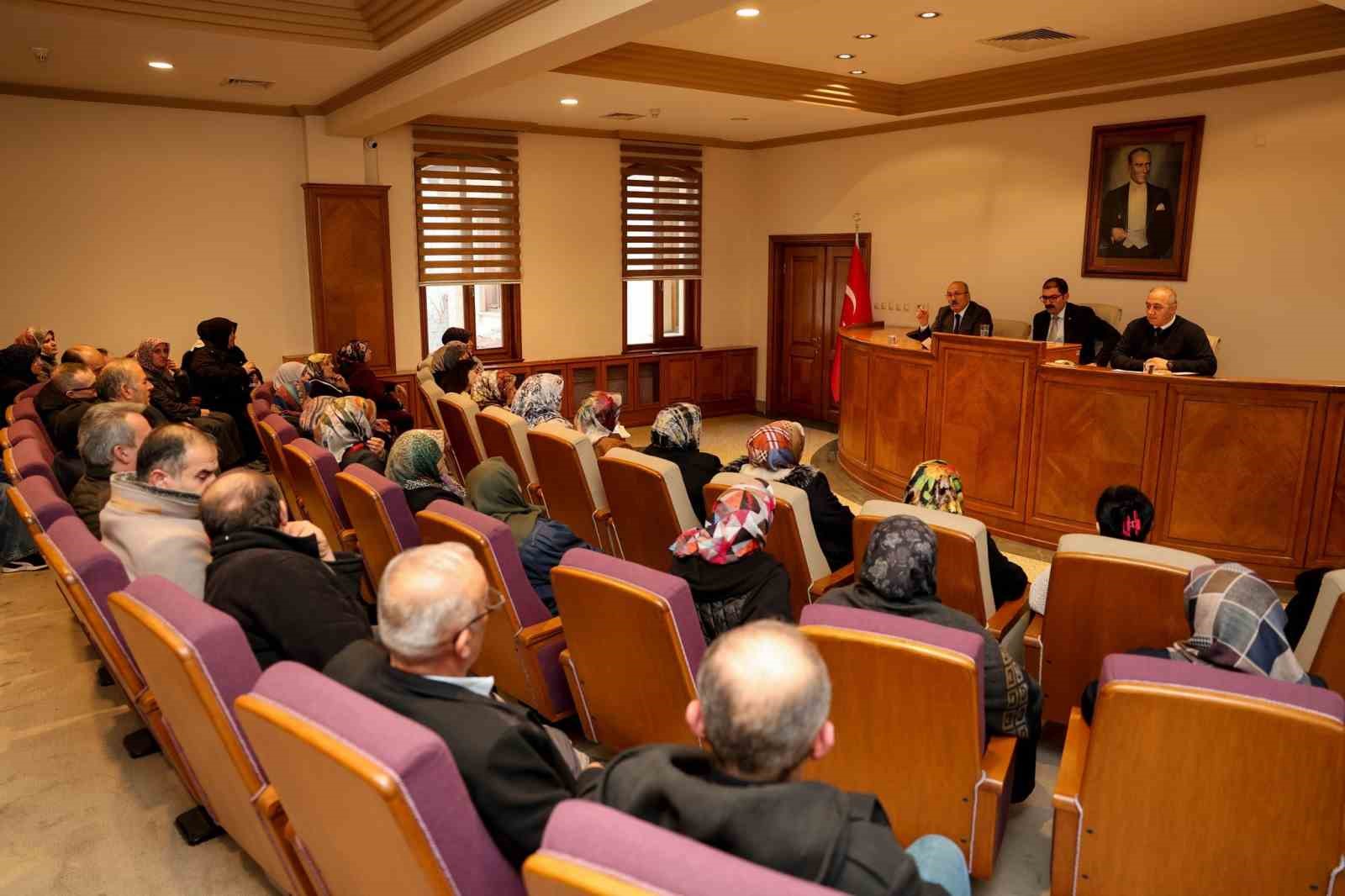 Taşköprü sarımsağı için yevmiye ücreti bin 350 lira olarak belirlendi
Taşköprü sarımsağı için yevmiye ücreti bin 350 lira olarak belirlendi