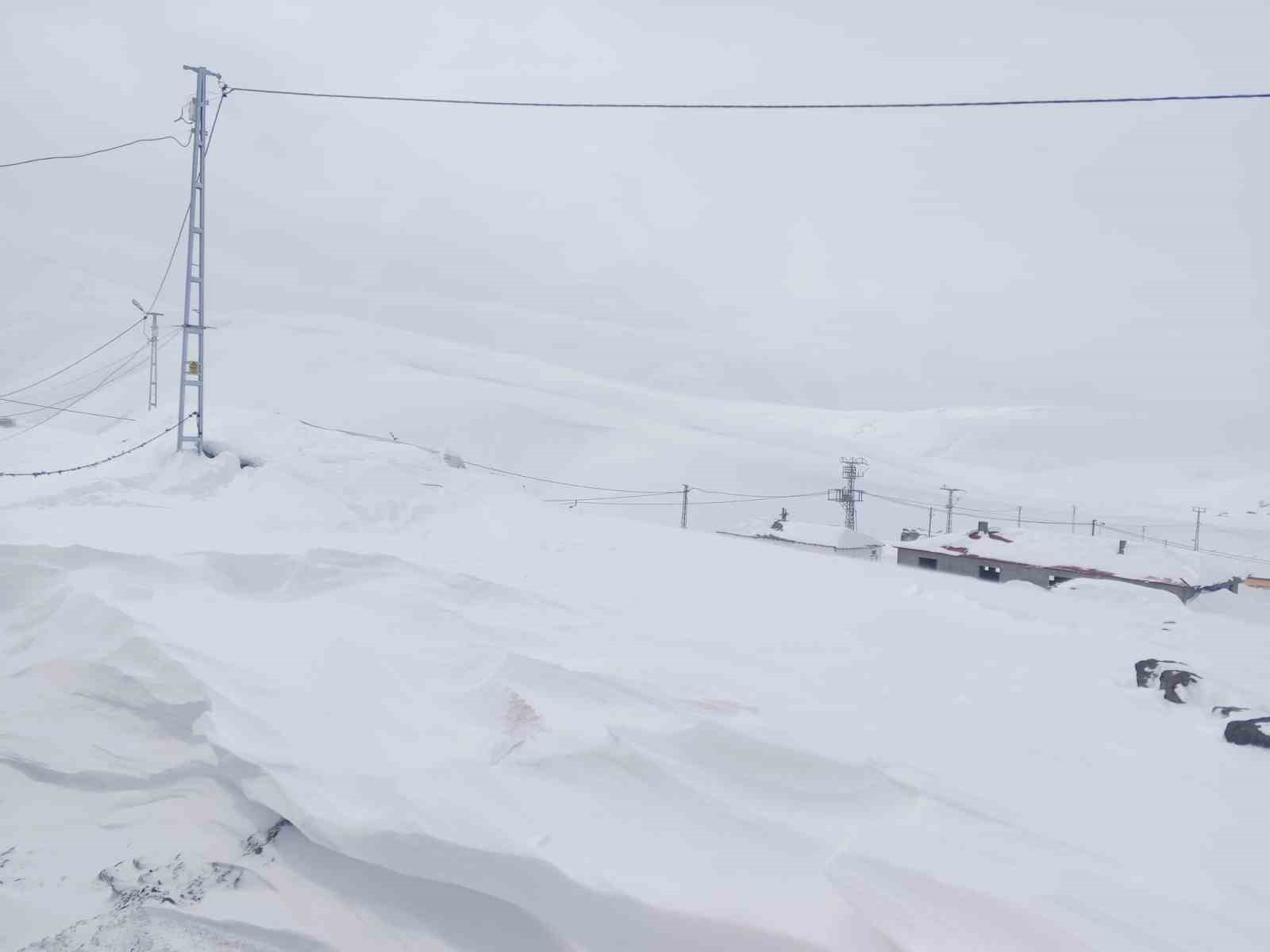 Taşlıçay’da kar yığınları evlerin boyuna ulaştı
