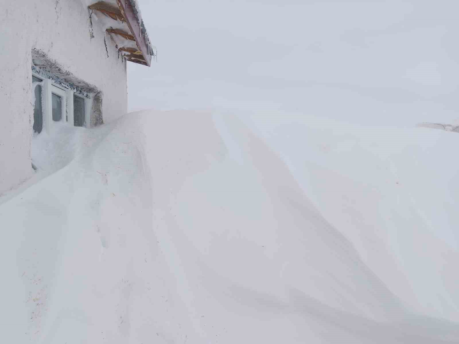Taşlıçay’da kar yığınları evlerin boyuna ulaştı
