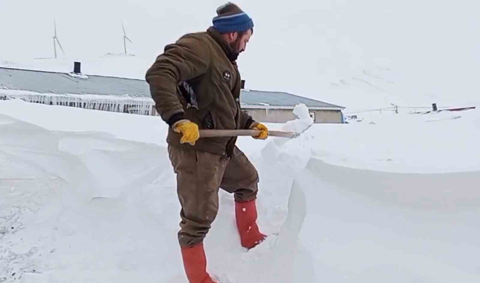Taşlıçay’da kar yığınları evlerin boyuna ulaştı
