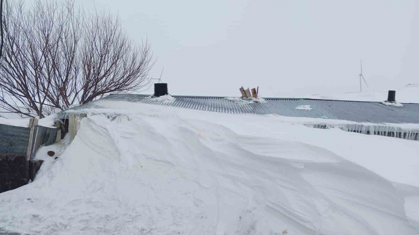 Taşlıçay’da kar yığınları evlerin boyuna ulaştı

